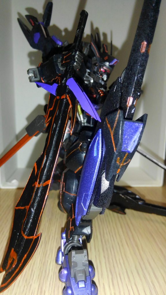 第壱殲滅刀「黒刀・焔御」
「エンミ」と読みます。
曲刀のような刃の武器で敵機体を両断、叩き斬る!というイメージです。赤いラインはただの模様です。メインが黒いカラーの機体なので同じく黒色かつ禍々しくなるようにしました。