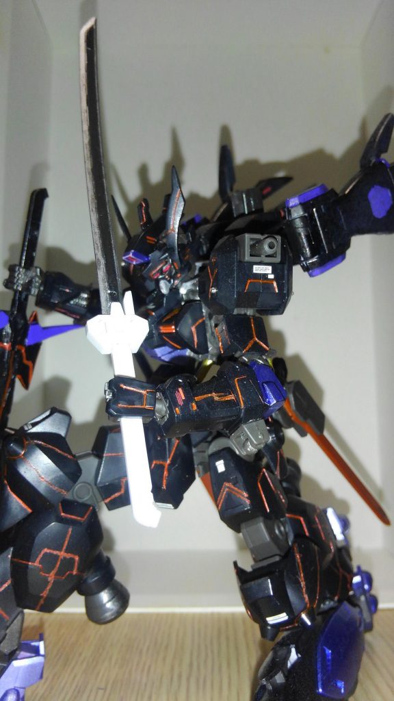 第弐殲滅刀「白刃・祓い」
バックパックに背負っている細目の刀です。
こちらは名前の「祓い」から浄めるというイメージを残したくて塗装は刃のみです。