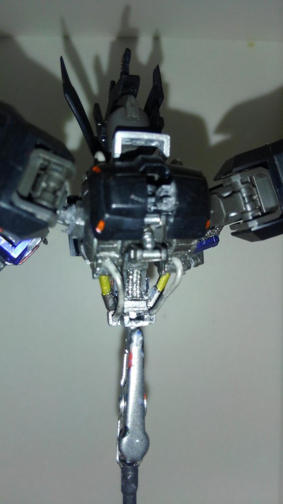 塗装してしまい分かりにくいですが多少延長してます。ゴールドに塗っている部分はランナーを使い調整、配線もリード線を使いました。