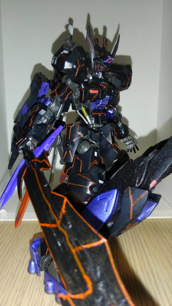 第壱殲滅刀「黒刀・焔御」はバルバトスの太刀を中心にプラパンとパテもり、削って整形、柄はジャンクパーツで作成しました。