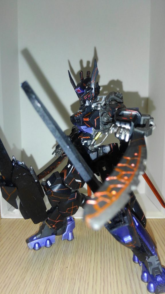 肩パーツとバックパックを外した軽装状態です。両腕にブレードを装備しています。バルバトスでいうと初期起動時の姿ですね。