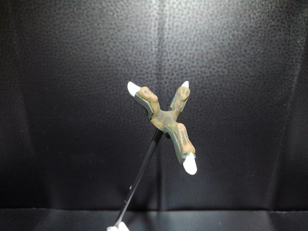 アクリルガッシュという、アクリル絵の具も多用してます。水性ですが、超絶艶消しにしあがるので便利です。引っ掻きの弱さは、プレミアムトップコートでカバーしてます。