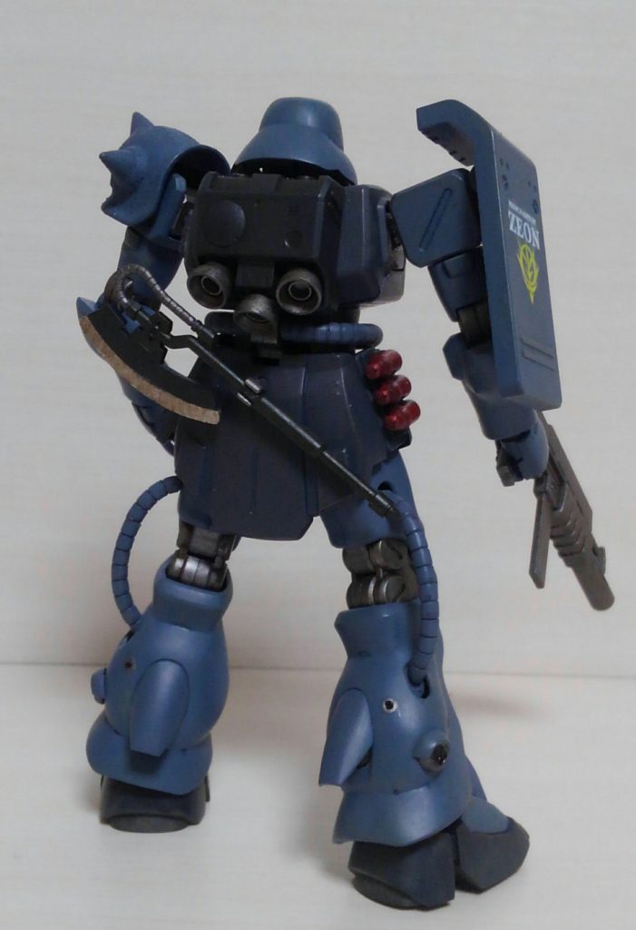 後ろ姿。ノーマルのザクⅡよりちょっと大きめのヒートホークが嬉しい♪