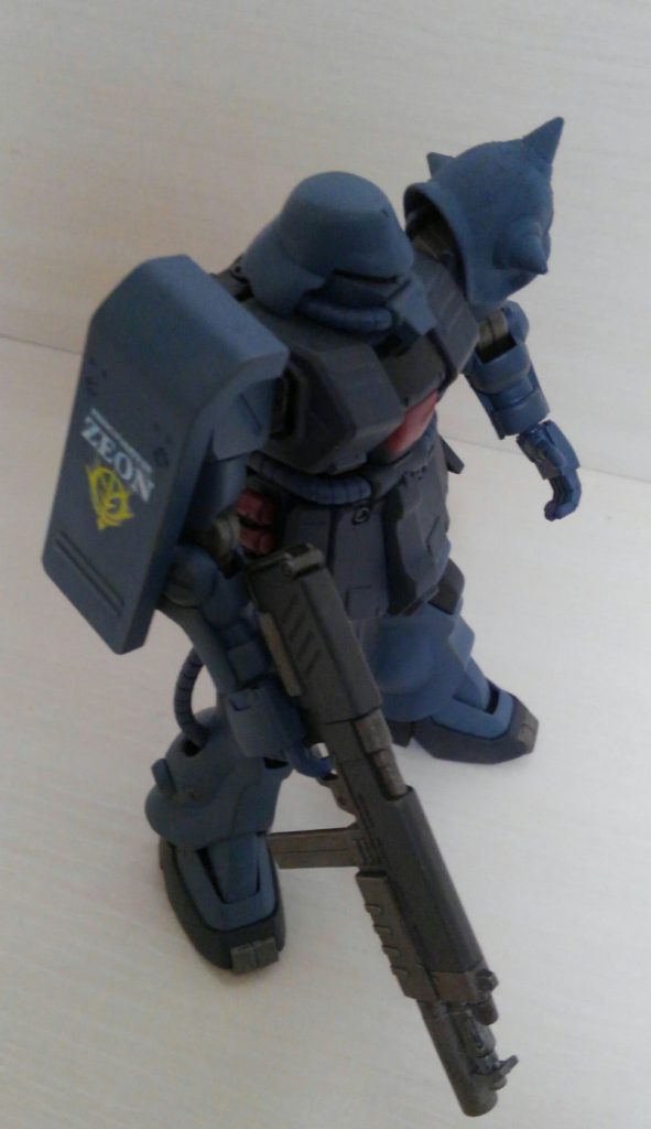 斜め上から。ジオンマークのデカールを貼るとテンション上がりますね(^o^)
今回は合わせ目消して色塗っただけですが充分楽しめました。
やっぱりザク作るのは楽しい♪
ご覧いただきありがとうございました
m(_ _)m