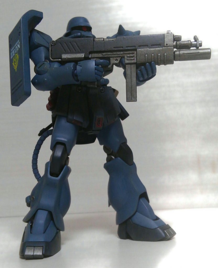 マシンガンを構えた姿。
頭部はBタイプを選びましたが新鮮でいいですね。
塗装はタミヤ水性アクリルを筆塗りした後にMr.ウェザリングカラーのブルーでフィルタリングを試してみました。(何となく色調が整った気がします)
配色は普通のザクⅡ寄りにしてみましたが、個人的にはやっぱりザクのヒザは黒い方が似合うと思います。