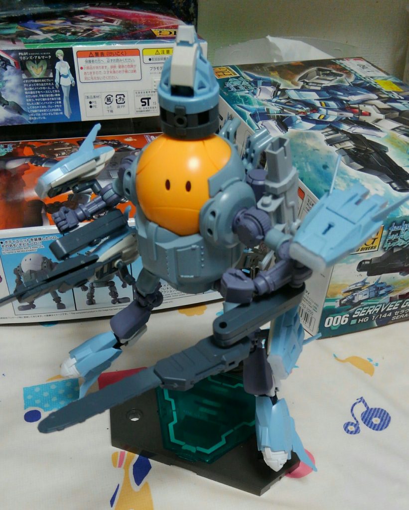 試しにセラヴィーガンダムシェヘラザードのプトレマイオスアームズ(長い!)を装着してみたらなかなかカッコ良い?姿に(^-^)
腕にはティルトローターパックのチェーンソーを装着♪