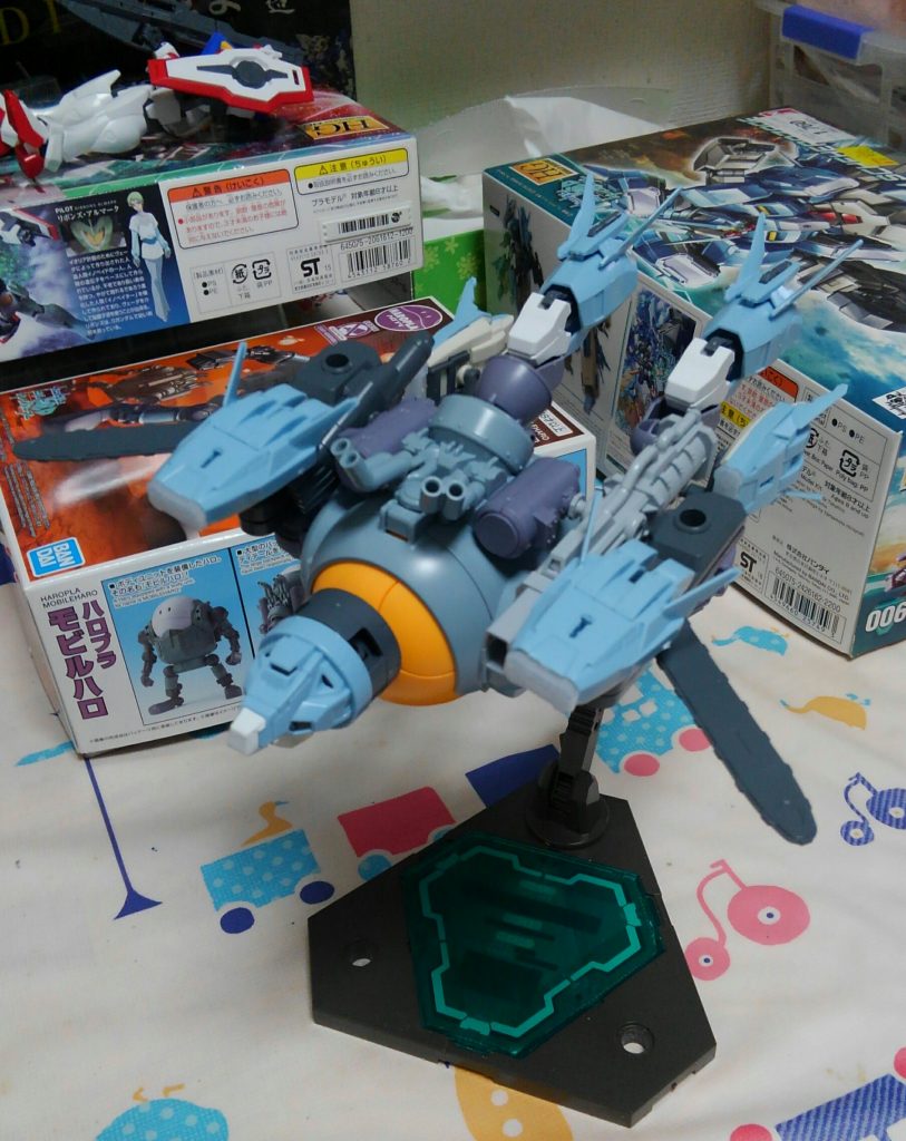 適当に遊んでいたら、いつの間にかプトレマイオス2(のような何か)に変形!
ウィング部分はチェーンソーなので体当たり攻撃もできそうです♪
(でも息子は「やっぱり本当のプトレマイオス2がいい!」とさっさとバラしてしまいました)