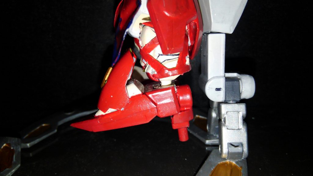 弊害として頑張ってプラ板で再現した脛廻りのラインが殆ど隠れました。・゜・(ノД`)・゜・。