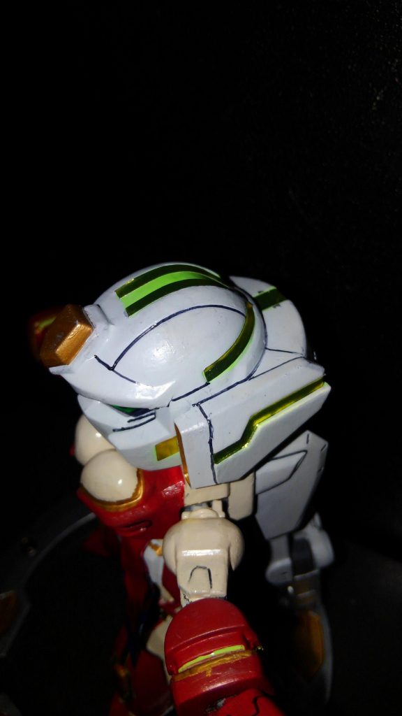 メインカメラ取り外し跡のライン中央に名残が(((^_^;)
耳は肩アーマーと角ダクトパーツを取り付けています。