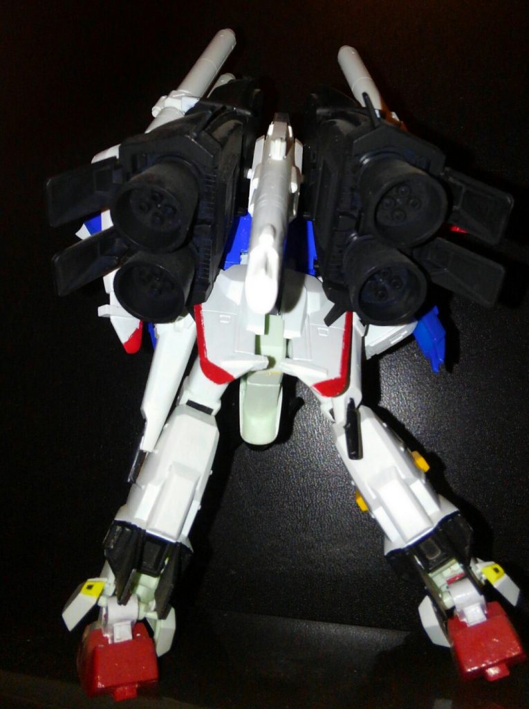 相変わらずの筆塗り全塗装。
バーニャやスラスター内部はは艶消しブラックで塗ったみたいです。