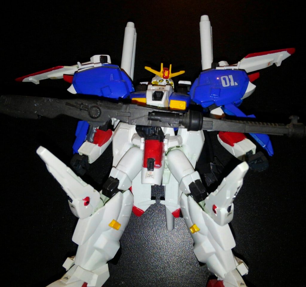 あちこち干渉しまくって祿にポージングできやしねぇ!
これでも発売当初は驚異の可動域な扱いだったんだろうなぁ(゜_゜;)
BANDAIの技術の進化ぱねぇ。