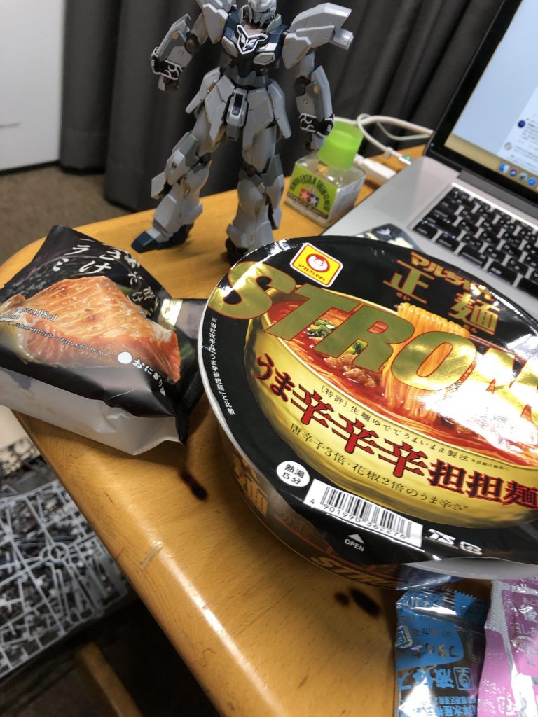 カップ麺うまい　(｡ﾟ_ゝﾟ)