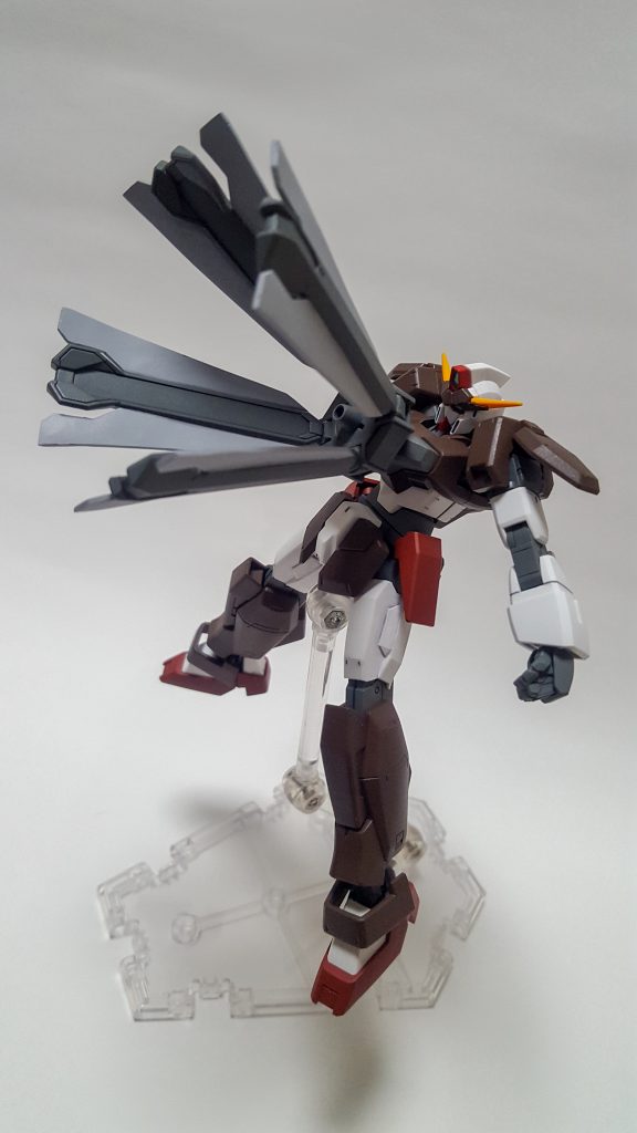 そして、もうひとつの必殺技が、胸部から放たれるエネルギー砲…『トゥーリップバースト』。
ネーデルタイフーンで、敵の動きを封じて、トゥーリップバーストで仕留める一撃必殺の大技。
放つ時に、ウインドスラスターを畳んだ姿と、エネルギー砲の色が赤いことが、オランダの花『チューリップ』に似ていることから、この名前が付けられた。