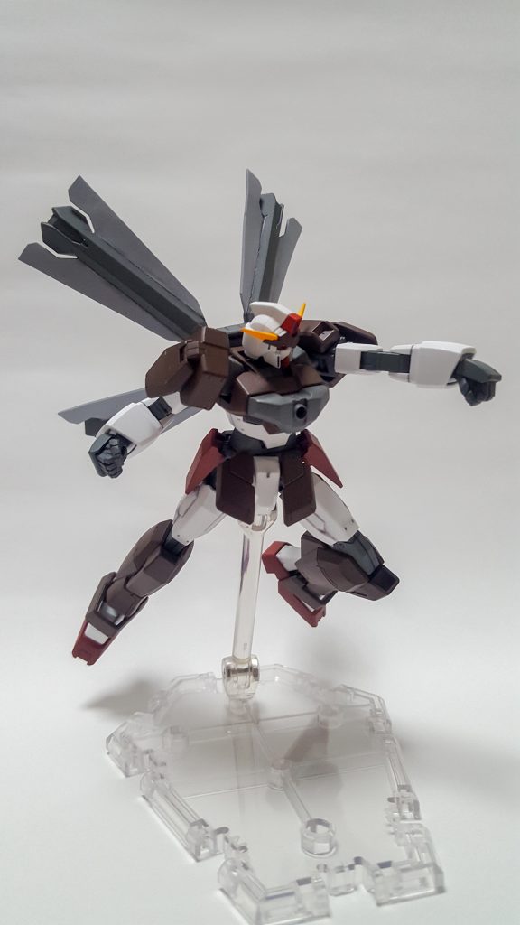 そして、生まれたのが『ホーテンガンダム』である。
もともと、ネオオランダは、変形機構機や、ガンダムの多数機所持など、技術自体は決して低くはなく、また前回大会で各国の機体を研究することで、高い性能を持った機体を作ることに成功していた。
機体は、格闘戦を中心に、背中のウインドスラスターによる、機動力を活かした高速格闘戦が得意である。