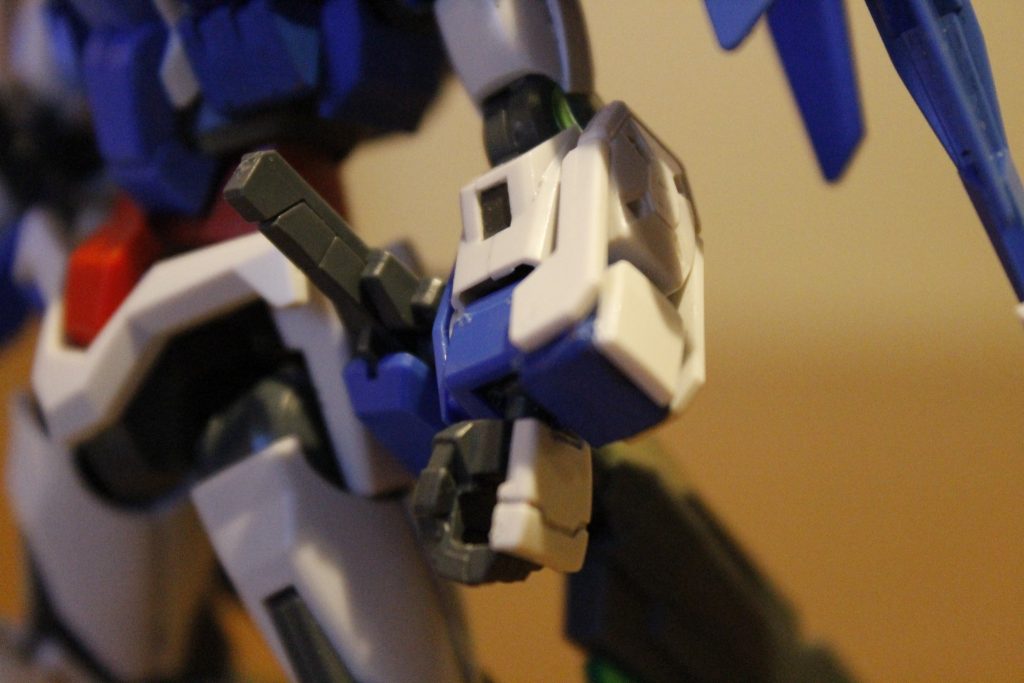 クロボンのマーカーはそのままだと手首フレームを通す穴のせいで不格好なのでクロボンの手の甲で蓋をしてます。