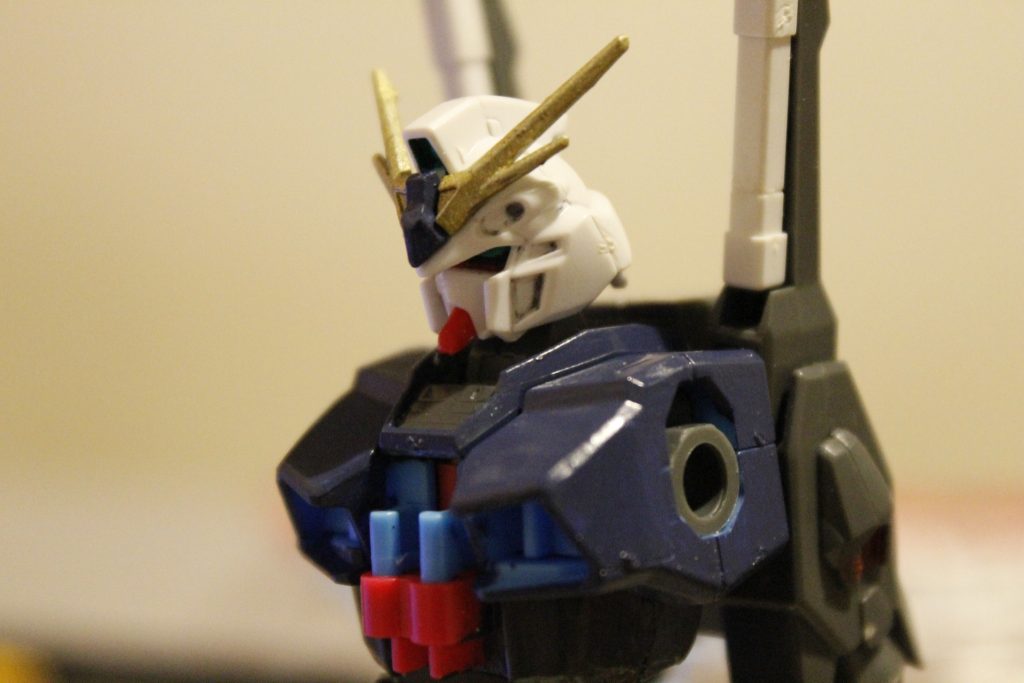 顔もベースガンダムにしたため鋭い顔つきになりました。
ちなみに胴体等の色はティターンズブルー2で塗装しました。