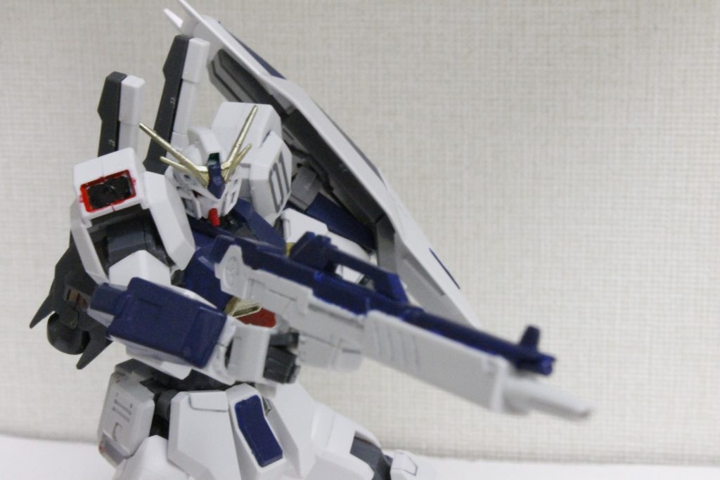 可動域はかなり拡大しました。
腕の関節はAGE1に変更してガワラ曲げができるように加工しました。