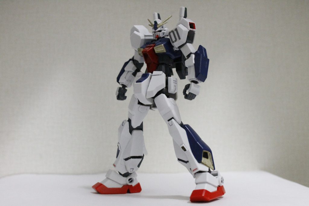 ちゃんと写ってませんが、肩の接続にはHGウイングガンダムの肩と胴を繋ぐ関節を使用しています。
最終的に使ったベースガンダムのパーツは顔・胴体・太腿のみでした。