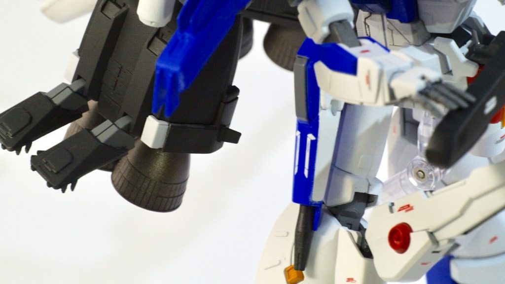 その他塗り分けが大変だった箇所。腰部ビームキャノンは銃口以外真っ白の1パーツだったので、マスキングが本当に苦労しました。