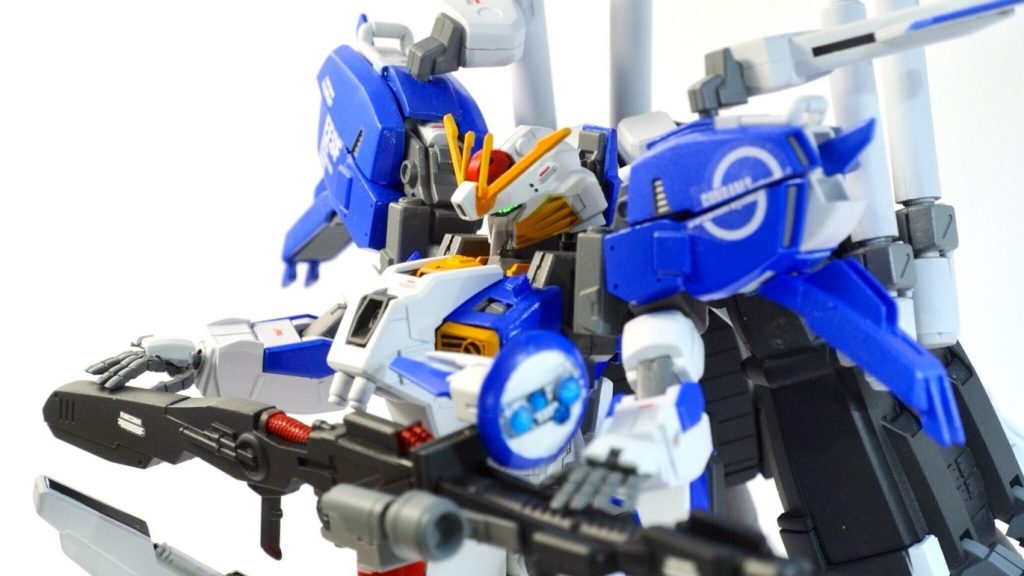 顎部分は形状変更したうえで、シャープ化しています。首は別キットのものを移植し、延長することで、顎を引けるように改修しました。肩については、スライド状態を再現したかったので、分割工作しています。また、肩の根元にディテールパーツを追加し、情報量を増やしました。写真のポーズもとれるように関節にも改修を施しました。