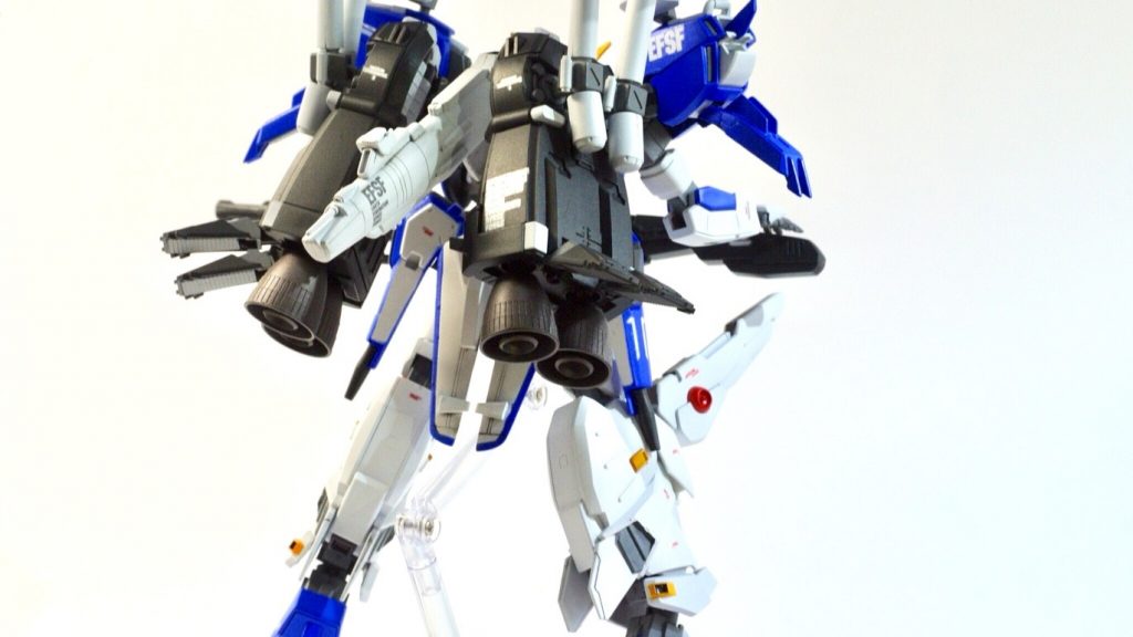 バックパックについては、上記と同様にコトブキヤの関節パーツを、左右のダークグレーの大型パーツの根元に移植することで可動範囲を広げています。また、少し見づらいですが、ノズルパーツのサイドにあるフラップのようなパーツの内側は横縞のディテールパーツで蓋をしています。このバックパックも塗り分けが本当に大変でした。
その他の改修点としては腰部リアアーマーのウイングパーツをより大型のものに変更しています。