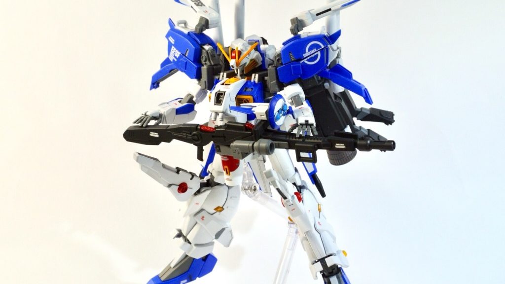 股関節はコトブキヤのジョイントパーツを移植し、両足の幅を広げました。足首にも同様の改修を施し、足が少し長く見えるようにスタイル変更しています。その他の工夫点としましては、塗り分けをとにかく頑張りました。