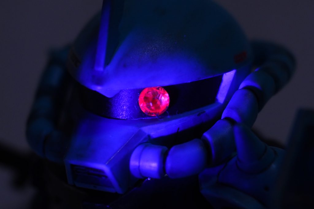 モノアイは、スワロフスキーを蛍光塗料で塗りました
ブラックライトで光ります