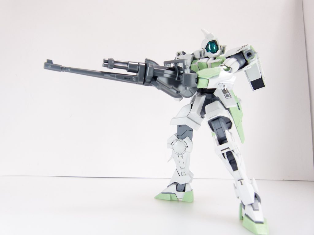 チェンジリングライフル：ユッキーのガンプラ、ジムIIIビームマスターの主武装。本体からはやや遅れて完成させた。上下二本のシリンダーを持ち、武装特性を換装（チェンジリング）できる事が売りの両手銃。ジムIIIビームマスターのバスターバインダーに接続することでエネルギー供給を受け、さらに高威力の射撃が可能。グリップが本体左右に伸びる両手銃なので、片手で持たせるとポージングが難しい印象があります。フォアグリップは可動。銃身は手動で変更して撃ち分けを再現。