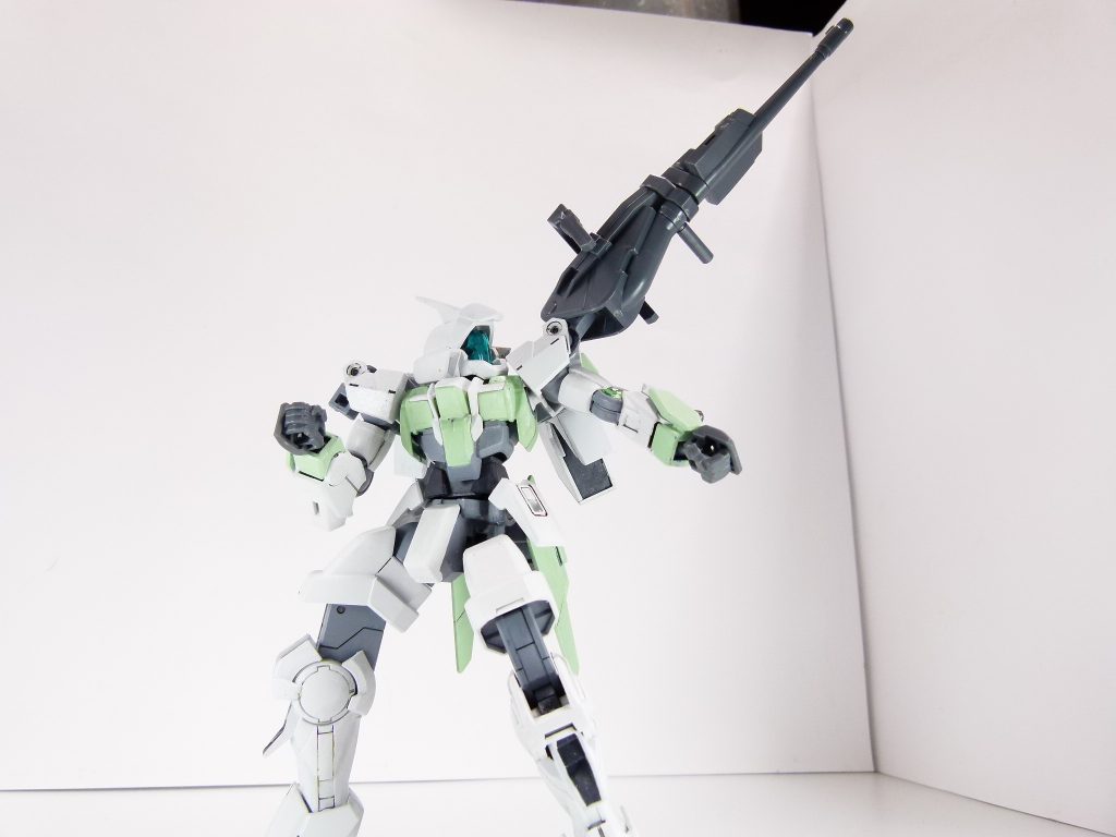 フュージョンビーム：バスターバインダーに接続した状態での高威力射撃形態。のちの「ロータス・チャレンジ」では二丁を同時携行し多数の敵に対応。二丁を同時に左右のバインダーに接続しての射撃は「ダブルフュージョンビーム」となる。後部にはバスターバインダー用の３ミリ軸が１つ立っています。他機体に使うには、そのままだとよほどの延長が必要。写真のネイキッドも延長して接続しています。出っ張りを削ると様々な機体に対応可能になりそう。また、３ミリ軸とグリップ部分は独立したパーツになるため、他武装の後ろに取り付けて両手持ち銃に･･･ということも。