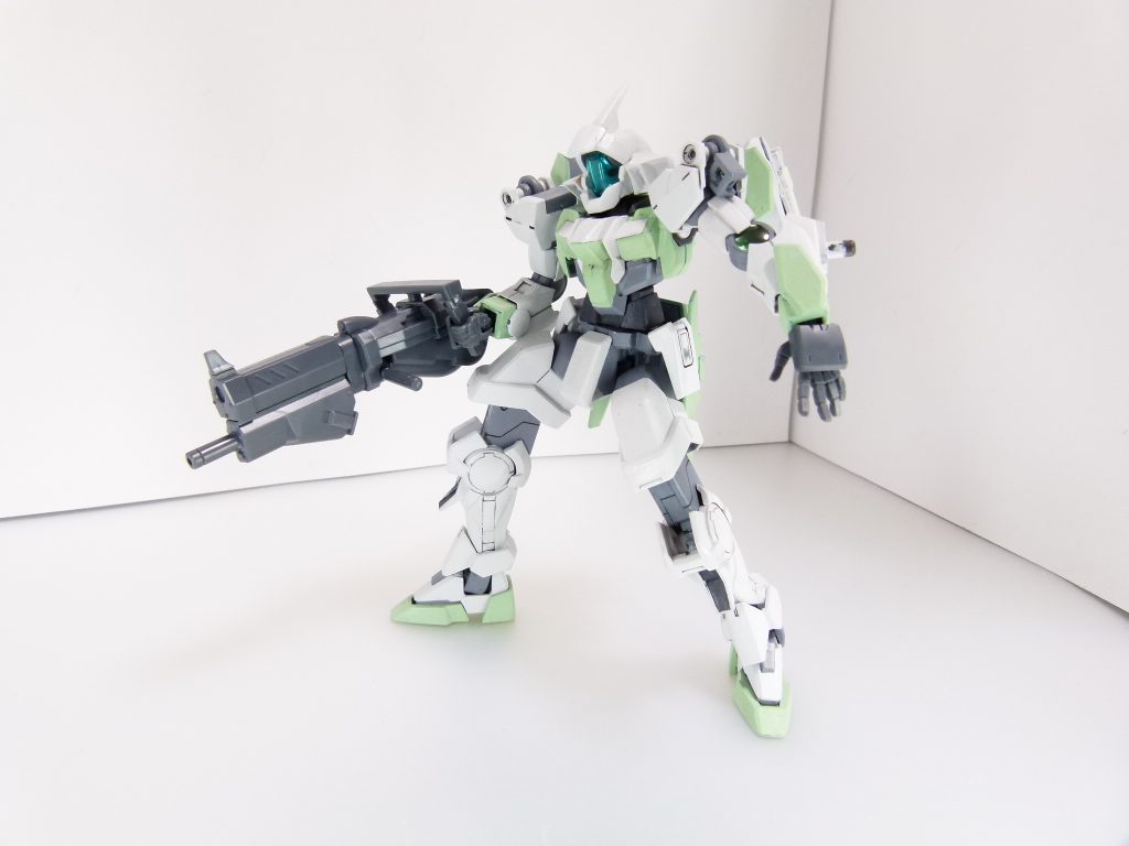 もう一つ。「両手持ち銃にしか見えない」のがネックなので、バインダーガンのグリップなどを接着してあげると普通の銃っぽくなるのではないでしょうか。また、換装銃身はだいたい３ミリ穴。うまく作ってやればオリジナルの銃作りに役立つでしょう。銃身によって微妙に径が違うので注意。