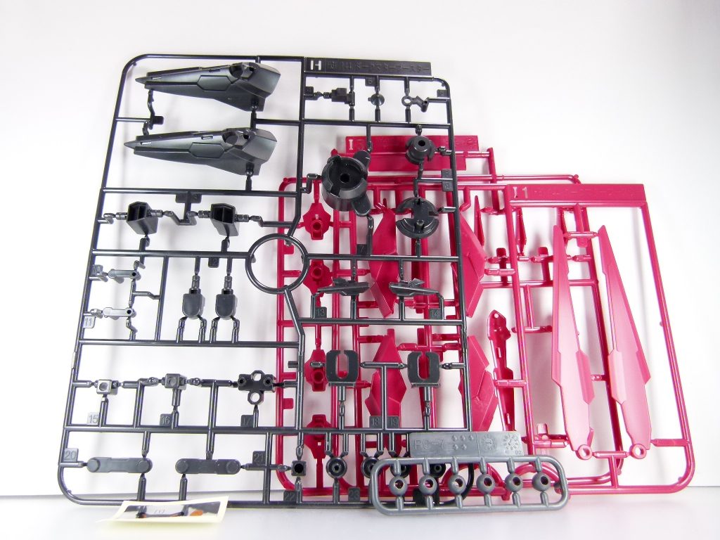 あけましておめでとうございます。「ＧＢＮＷ」は通常営業です。アルザスは今頃樽酒か甘酒でも飲んでいるのでしょう。第２０改以来久々に時間軸を戻したＨＧＢＣ編。今では貴重なダークマターブースター。最後の生産は'17年3月･･･大半のパーツはアメイジングエクシア関係にも付属するのですがやっぱり単体で欲しいもの･･･今回はなんとか確保でき紹介と相成りました。当初から内容の決まっていた「書きたかった」改です。ランナー。ＰＣはおなじみＰＣ－７。シールは目部分のみ。