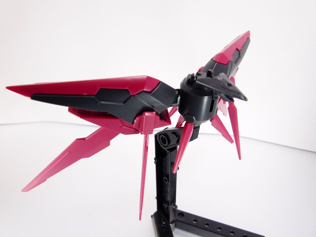 ダークマターブースター（トランザムブースター）：ガンダムエクシアダークマターおよびガンダムアメイジングエクシアの背部ユニット。装備したガンプラの推力・運動性を大きく引き上げ、トランザム発動時の機体安定性も向上。アメイジングエクシア装備時（機体色が白・青）は「トランザムブースター」。色が違うだけで能力は変わらない。単体形態。鳥形の飛行メカに変形。パッケージの状態で飾るにはスタンドが必須。スタンド穴を隠すためのパーツも付属します。