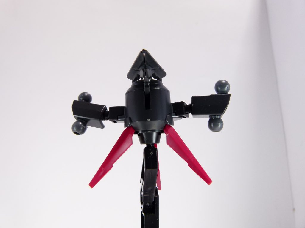 ブースターの単独運用：本機とダークマター（アメイジングエクシア）本体は太陽炉を共有しており、本体側が無防備になる代わりにブースターを分離して運用する。分離したブースターは太陽炉が載せられている分高い戦闘力を有し、ＧＮキャノンやＧＮフィールドの展開も可能となっている。翼とダークマターブレイドを外して。翼基部は軸可動+ボールジョイント。広い可動域を持ちます。翼ユニットとブレイドはそれぞれボールジョイント。頭は二軸で可動。足部分はそれぞれが可動。