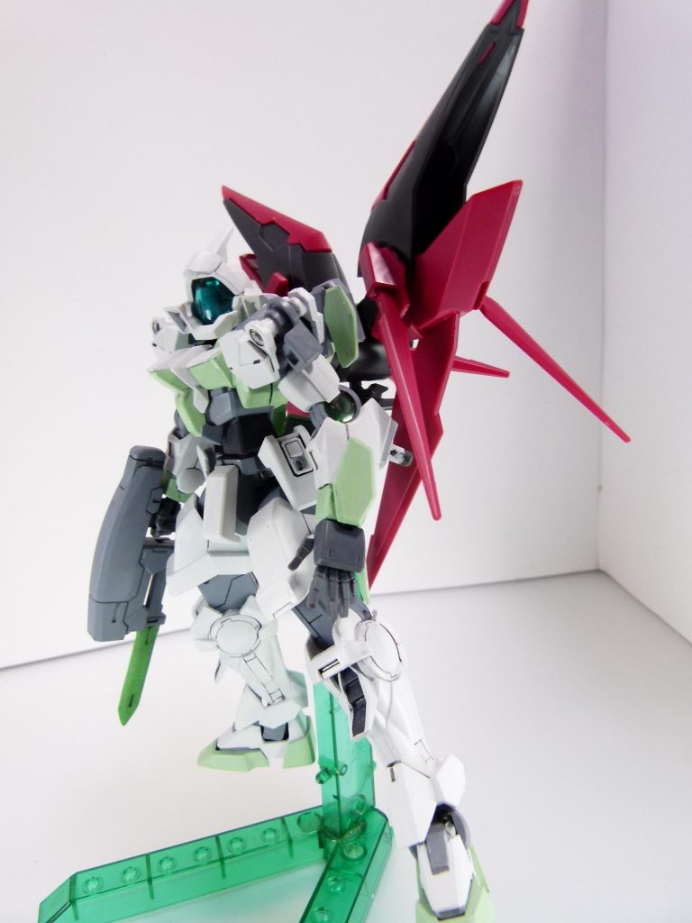 装備は基本的にストライカー用の一軸を推奨していますが、本体正面にはＡＧＰ二穴に対応する半丸軸が設けられ装備可能。キット下箱裏では、ビルドブースターと同じストライク系への装備を推奨しています。本キット単体ではもちろんビルドジョイントも忘れずに。