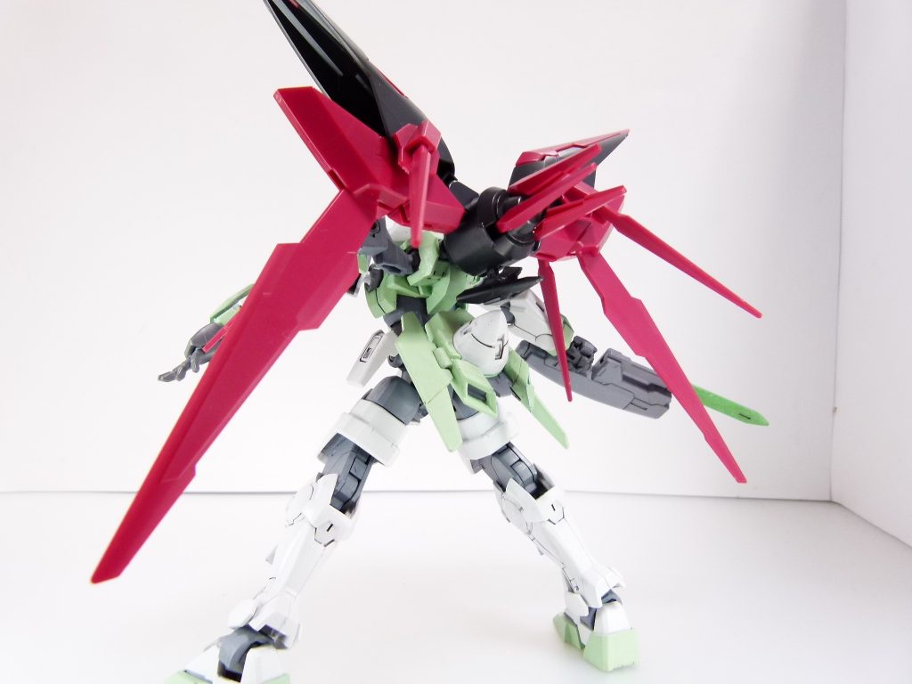 第27改「トランザム」トランザム。紅をまとう、ロゼの輝き。フォース・「アルケミスト」もいよいよもって忙しくなってきた今日この頃。みんな、GBNライフはどう過ごしてる？あたしは･･･いい酒、飲んでる。ゲーマスの口説き文句そのままよね･･･それもこれも、忙しいからなんだけれど。ニュータイプやXラウンダーのいない（パイロット側の強化システムのない）GBN世界では、スタート当初から「あのシステムはどうする」「このシステムはどうする」って議論が絶えなかったのよね。あたしのGNネイキッドはもともと、「00」世界の機体として･･･太陽炉機体の適応力をテストするためのガンプラだったんだけれど（第１改参照）、特定作品にこだわりすぎると自由度がなくなるって事で、徐々にアップデートされてって意味合いは消滅していったの。理屈だと･･･宇宙世紀機体に太陽炉を乗せてもいいって訳。もちろん、原作重視派には原作重視派の戦い方があるけどね。太陽炉が乗っていれば、当然ながら･･･「トランザム！」ってなるでしょ。ガンダム世界のモビルスーツには様々な特殊能力があるわ。オカルトじみたパワーとか世界設定に即した能力とか。「00」ではトランザムが代表格。粒子放出量を一時的に３倍にして、スピードと攻撃力を上げる･･･だっけ。発動時は機体が赤く輝いて、非常に･･･解りやすい。最初の方はぽんぽん使えてたんだけれど、それだと「ガンプラ」を作り込む意味が無くなるって事で･･･作ったガンプラが一定以上の完成度になった時、発動できるって事になったのよね。当然、素組みじゃ無理。あたし、大苦戦。そもそも･･･「完成度」ってなに。一人一人自由に作ってるのに、オカルトじみた数値を設けないでよ･･･とゲーマスに言ったりもしましたが却下。その過程で誕生したのが、このＧＮネイキッドだったわ。･･･さて、実践。最初の出撃時と同じ（第11改参照）ブースターユニットを補助で背負って･･･酔ってけ！トランザム！！･･･白ワインをイメージしたカラーのネイキッドは、その瞬間赤い燐光をまとった。それは、紅をまとう･･･ロゼの輝き。あたしには、そう見えたー