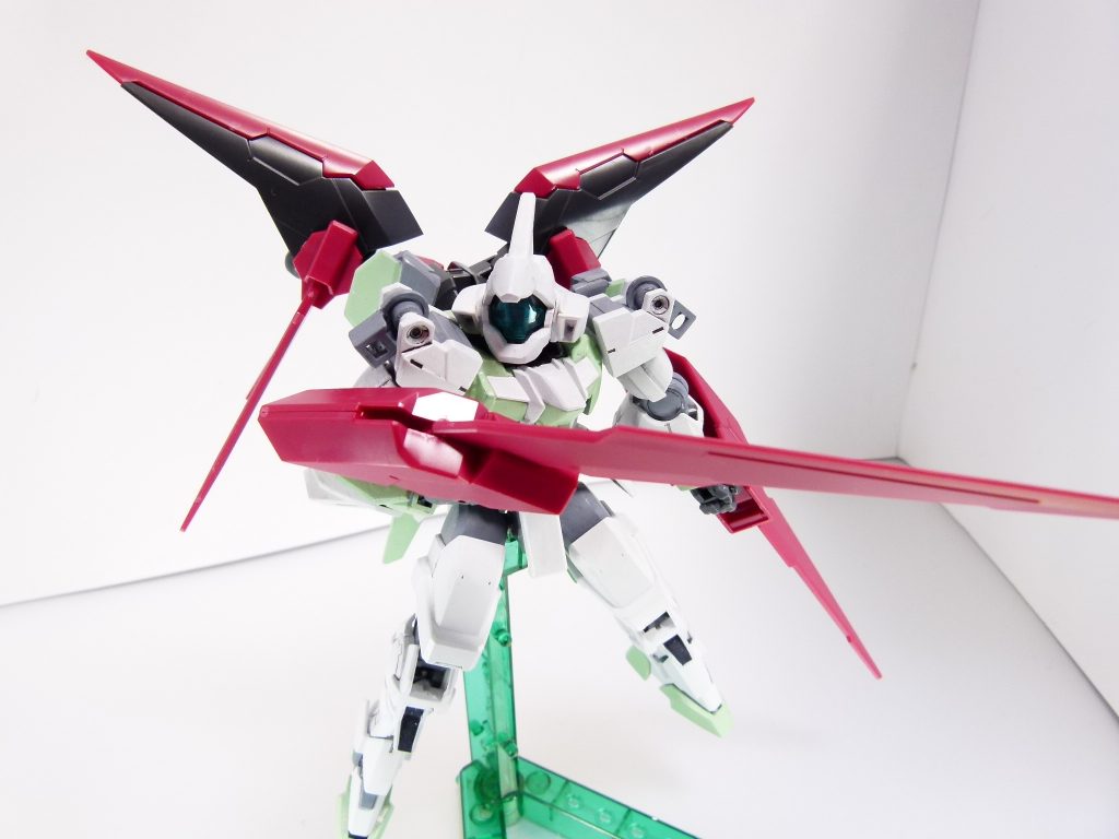 ダークマターブレイド（トランザムＧＮブレイド）：翼下部は大型のＧＮブレイドとして運用可能。ＧＮ粒子をまとわせた実体剣である。持ち手を引き出して各ガンプラに装備。