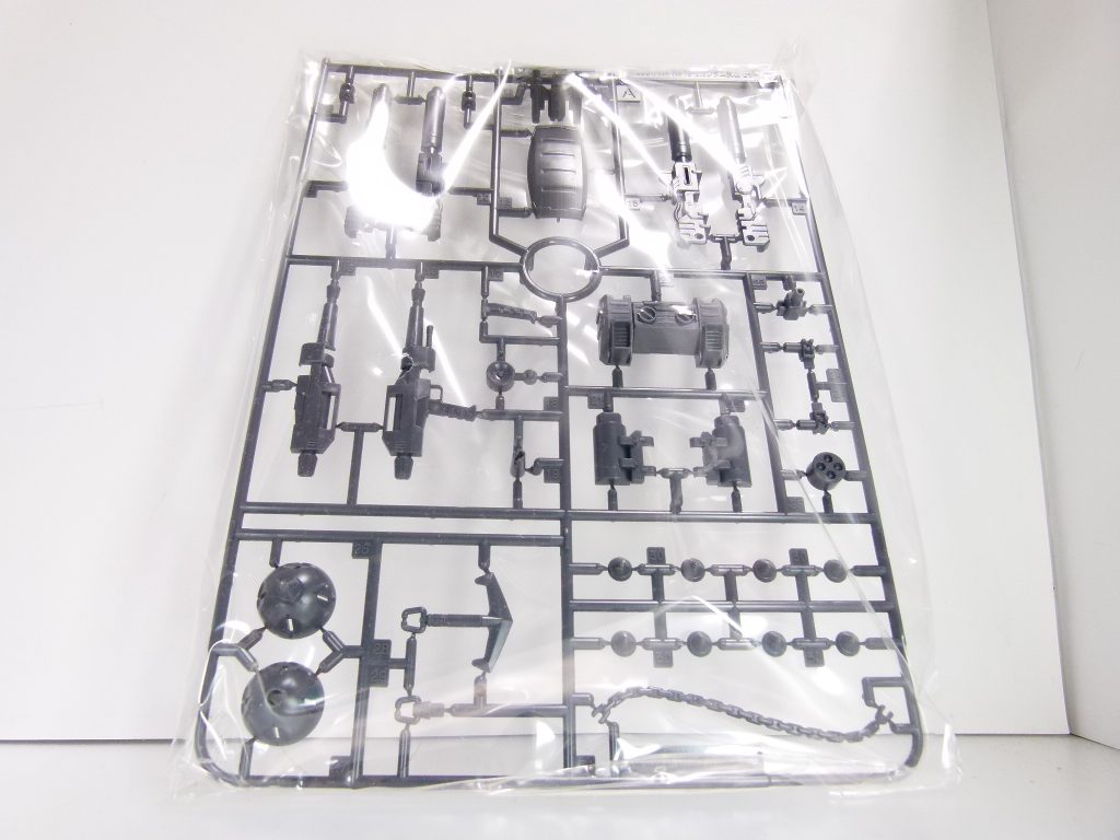 ランナー。下側がガンダム･ハンマー･･･別ランナー部分。材質は通常ＰＳです。先述しましたが説明書はないので･･･対応する雑誌の一部を見ながら組み立てです。見られない場合（中古で直接買った場合）はパーツの形状を頼りにしながら。