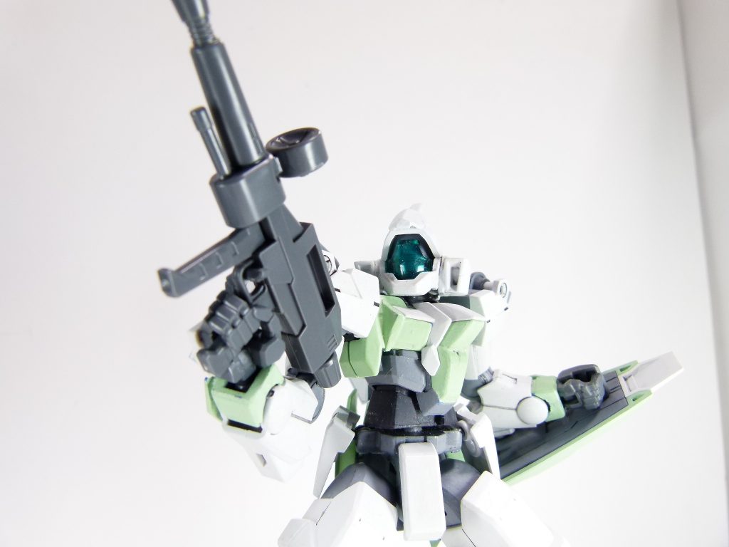 第29改「GBNLives：GBNとガンダム」ガンダム。始まりのMS、伝説の存在、みんなの救世主、そして･･･数々のガンプラが登場するこのGBN内で、その主役はやっぱりガンダム。初代「機動戦士ガンダム」からもうすぐ40年。これまでに数百のガンダムタイプが生み出され･･･もっといるかな。ともかく、ガンダムタイプの人気は他のMSを圧倒するわ。そのほとんどが主役機、半分以上は一点物。そこからさらにカスタマイズして、「自分だけのガンプラ」が生み出されていくわけで･･･あたしのネイキッドやカルメネールもそうだったわね。「ガンダム」。その名前には、明確な決まりはないわ。初代ガンダム･･･現在だと「RX-78-2　ガンダム」からあまりにかけ離れたものでも、みんなが「ガンダム」と言えば「ガンダム」。SDの場合は「頑駄無」ね。GBNでスキャンする時もダイバーの呼称が尊重されるの。ところで、そのRX-78-2。ビーム・ライフルやビーム･サーベルの様な、他の多くのガンダムに受け継がれた一般的な武装と一緒に、ハンマーとかジャベリンとかいうのもあってね。特にこのガンダム･ハンマーは単純な質量兵器で･･･これでも威力、発揮してくれるわ。今だと･･･えっと、あれ？グシオンハンマーとか？