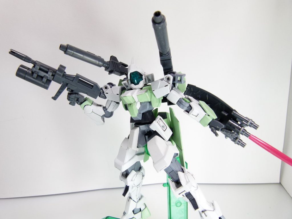 増加バックパック：ガンダムの背中のジョイントを介して接続する推力強化ユニット。２連装キャノン砲：ビーム･キャノンか実体弾かはお好みで。サスマタ：ビーム･サーベルを３連に配置したユニット。「ビルドファイターズトライ」終了時の武装のため、とにかく汎用性が高いことも特徴となっています。キャノン砲は基部パーツが３ミリ穴、左右･上下に向けることが可能。バックパックの接続は一軸（ネイキッドには変換パーツで接続）。サスマタには一般的な1/144用丸軸ビーム･サーベルであるSB-6やSB-13に対応します。