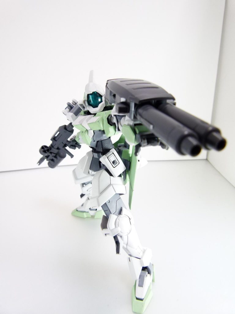 ２連装ビーム･キャノン：キャノン砲をシールドの下側に配置。フルアーマー・ガンダムには似た形で採用。２連装キャノン砲はジョイントパーツをかまして合体させることで縦方向への３ミリ軸・穴を持ち、シールドにも装備可能になります。また、多くの軸は３ミリ軸と穴で構成されており、多くのガンプラに対応します。