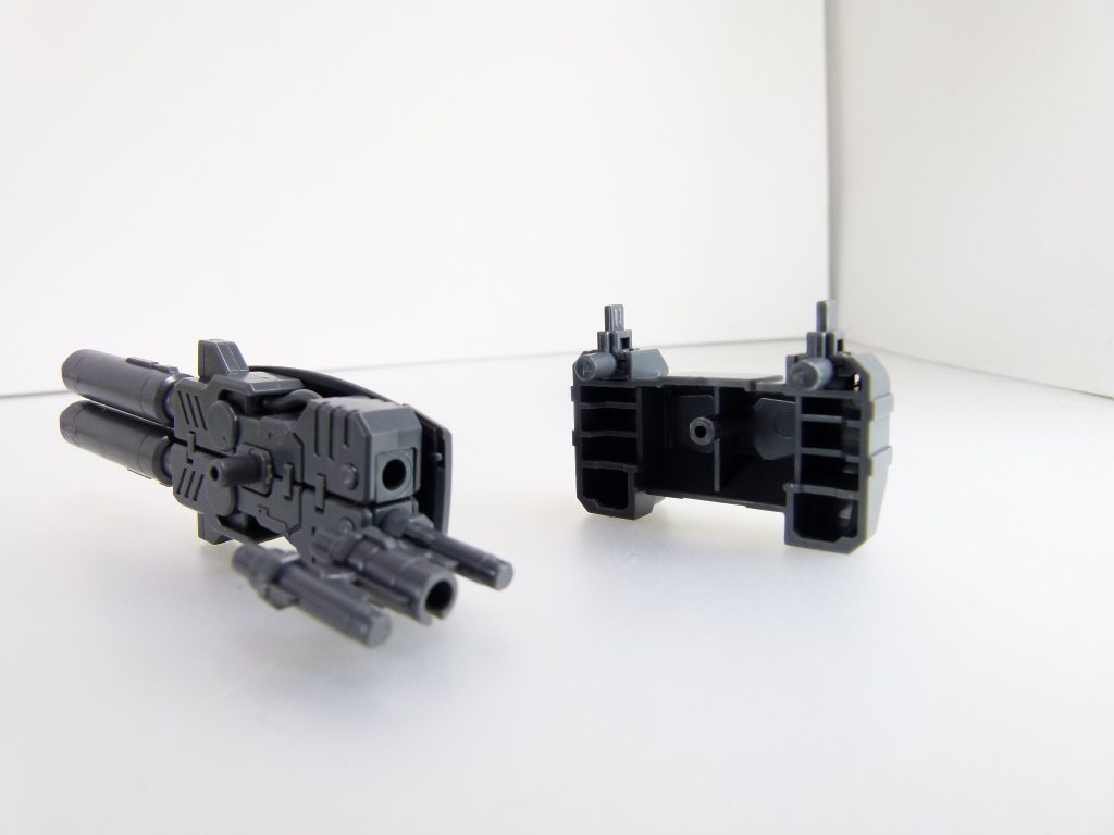 バックパックのキャノン接続軸は一旦取り外して前にも生やせます。サスマタの先端も３mm軸。