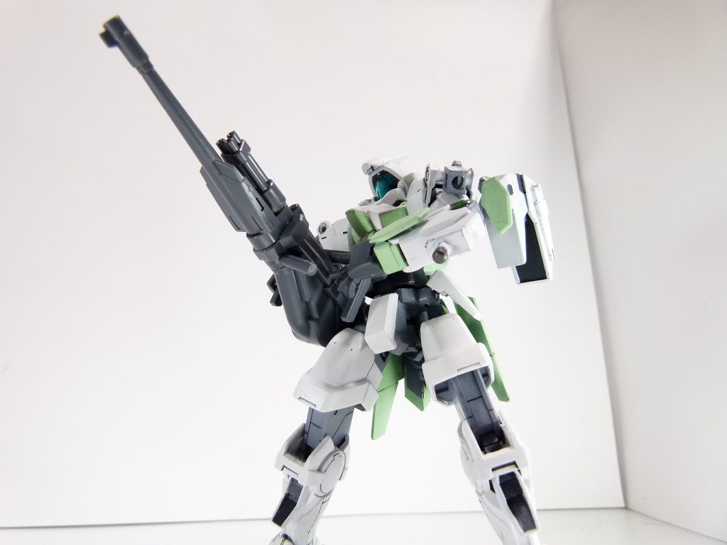 第28改「新世代の友達」あたしにも、できるかな。新世代の、友達。GBNでは今年も、新シーズンがスタートしたわ。昨年はクジョウ・キョウヤのフォース・「AVALON」がフォースランキングを総なめだったけれど、ロンメル隊長の「第七機甲師団」も最古参フォースの意地を見せるのかしら。最近は「ブレイクデカール」ってのもはやりで･･･まぁ、不正の一種よ。特殊なデカールとかを使って、ガンプラをスキャンした時に入る出来映え点を「上限を超えて」入れちゃうみたいなの。ダイバー側の性能が上がらないのは幸いね。これを使うダイバーは「マスダイバー」って呼ばれることになってて･･･ゲーマス、運営も手をこまねいているわ。一つ一つしらみつぶしに探すしかないみたい。･･･あたしはあたしで、武装のテスト中。最近は、無作為抽出した「気になる」武装をフォースネストの射出成形機で成形して使ってみることも多いわ。公式の武装が「出尽くした」感じだし、そこであたしに意見を求められることも多いから。これは、えーと･･･ダイバー、ユッキー、フォース未加入･･･武装名は「チェンジリングライフル」ね。ガンプラはジムIIIビームマスター。それの専用武装として設計されてるけど、意外と汎用性もありそう。上下二本のシリンダーを持っていて撃ち分け可能、先端の銃身は交換できて多様な戦局に対応･･･へ、ぇ。完成度はまだまだかもしれないけれど、ちゃんと考えられてるんだ。こういう新しい世代のダイバー、「ブレイクデカール」や初心者狩りにもめげずに育ってくれると･･･あたしとしては嬉しいな。クジョウやロンメルがぎゃふんっていうとこ、見たいじゃない？･･･あ、こっちの話。