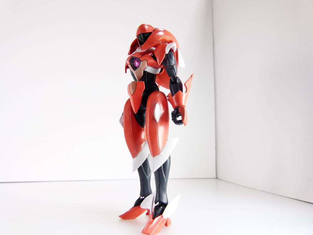 前から。
ファルシアの基本体型は変えていません。腰フロントアーマーはギラーガに変更。
手首パーツはビルドハンズに変更。「ガンダムベースで成形されたビルドハンズを流用した」設定で。