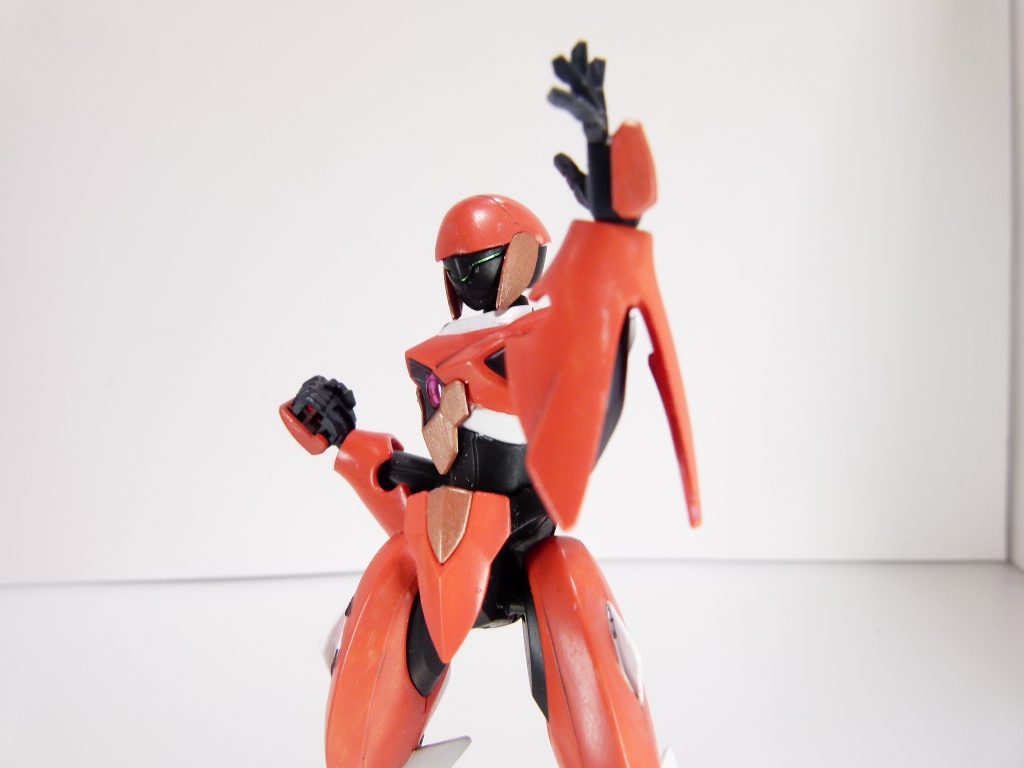 前腕には電磁装甲を装備しており攻撃を受け止められるため、見た目よりは防御力が高い設定。
塗装はバーチャロンカラー焔朱をメインにし、ビルドバーニングなどの「熱い」機体をイメージしてみました。