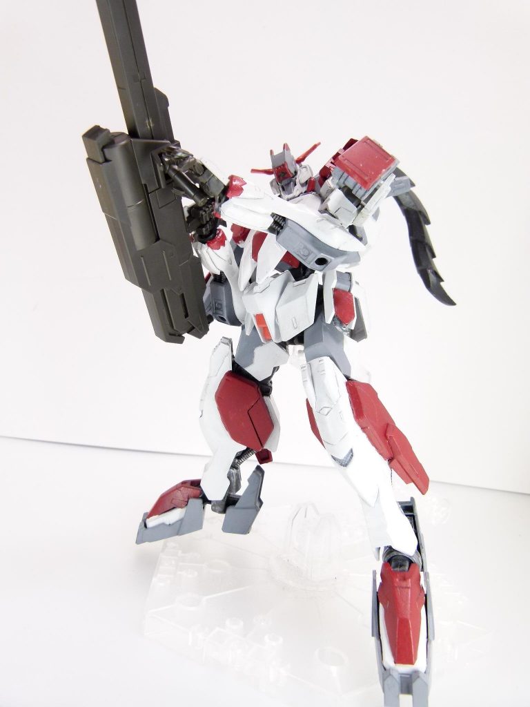 大型レールガン：銃身部分はスライド式で、使用時に伸ばして展開する。ＩＢＡとしては大型の武装。銃身部分がスライド、左右のフォアグリップが独立展開。