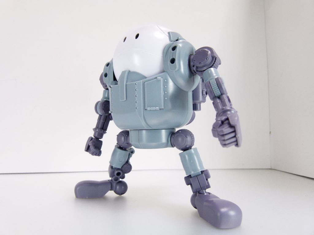 モビルハロ:GBNの初期アバター、ハロには幾多のアクセサリーパーツが存在する。その中でも最高級なのが、ボディユニット。「ハロのままで十分」なダイバーが「手足」を得るために利用する。こちらについてはブログの方で更新した「GBNW」特別改も参照。枚数がありませんがここからモビルハロです。ハロプラシリーズもここまで来たとばかりのボディユニット。ベースとなる白色のハロは通常のハロプラと変わりないので割愛・・・関節パーツはKPS。なお、ハロプラシリーズでは現在唯一、ボディの組み立てにニッパーが必要です。ハロ正面外装パーツの四角穴は子供が簡単に外せるように。上下左右のカバーパーツがスタンドにはまるのも説明書なしでも大丈夫なように。ちなみに一番苦労したのは四肢パーツのスタンド裏への収納とのこと。