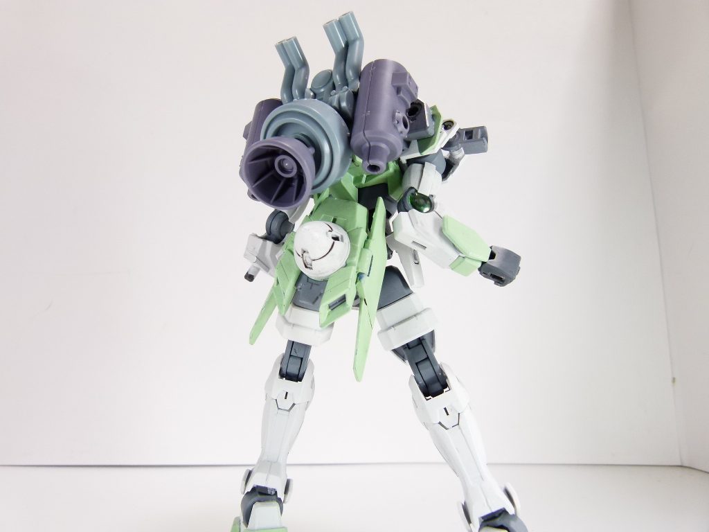 バックパック:土星エンジンっぽい大型スラスターと排気管が特徴のバックパック。バックパックはAGP2穴接続で分離し他のガンプラに取り付け可能。ダブルオーダイバーなら無改造で可能。他はダイバーエースユニットかダブルオースカイ付属の2軸延長ジョイントを使用しましょう。その逆として、モビルハロに各種AGP2軸バックパックも取り付け可能。横のプロペラントタンクは分離可能。こちらも各部に3ミリ穴が開いているので活用しましょう。