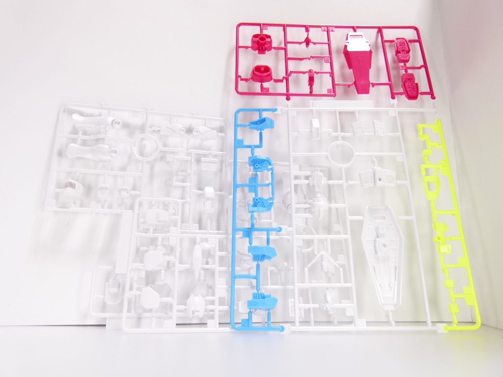 今週と来週は新作キットレビュー編。GBN-ベースガンダムとモビルハロ、共に今年になって発売された最新ガンプラ。よく動き多くのキットと互換性を持つ名キット達です。双方共にキット開発はポリキャット氏(こちらにはあえて実名は記載しません)。本来なら両キットについて設計時のこだわりなどをツイートしてくださっていたのですが・・・昨日(1/22)消されてしまっていました。それらについても思い出せる限りここに書いておこうと思います。以下斜体部分はポリキャット氏のツイートから。余談ですが、モビルハロのようなキットにおける「プラモ初心者が組みやすくできるような設計上のこだわり」というのはこういった形でしか世に出ず少し寂しいところがあります。これについてもこちらの本領がポケプラ(昨今キットには恐ろしいまでの「こだわり」が詰まっている)だからということによるものなのですが。