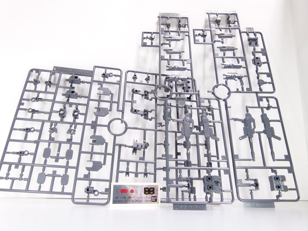 ゲインアーマー:GBN-ガードフレームに用いられる換装装甲システム。内部に機体特性の変化や性能向上を可能とする特殊ユニットが組み込まれており、この状態で使用する武装各種もそれに倣う。バリエーションとしては各作品の主人公機やライバル機そのものの活躍を模しており、基本的に、換装後の性能はGBN最強クラスとされる。まずはベースガンダムから。ランナー。「ガードフレームに「ゲインアーマー」と呼ばれる装甲換装を行った形態」であるため、関節部は「HGBF1」、Aランナー・Bランナーの一部をガードフレームから流用。Bランナーはブリッジを構築しベースガンダム用のパーツを追加しています。上写真のいろプラランナー、Eランナーが完全新規のゲインアーマーパーツ。