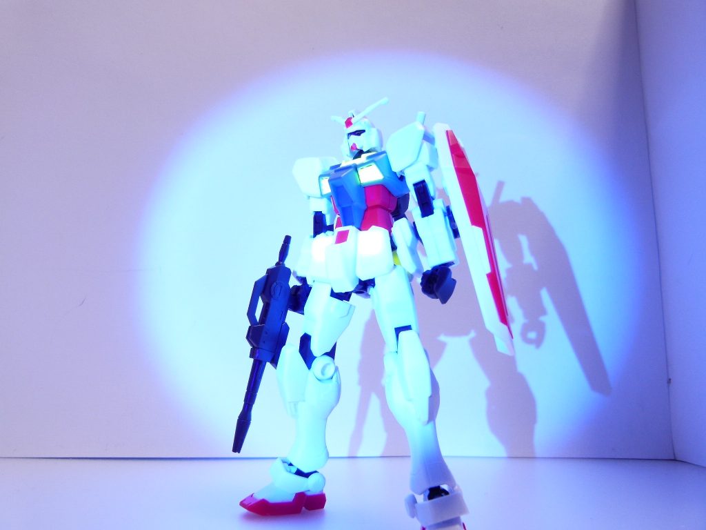 発光する装甲:本機が見せる独特の蛍光色は、ゲインアーマーの仕様によって発光した装甲である。シールドもゲインアーマー扱いとなっており、相手の攻撃に対し最適なコーティング能力(ビームコート。PS装甲、電磁装甲、ナノラミネートアーマーなど)を発揮、最大の防御力を持たせることが可能。同時に、その神々しさを増す一助ともなる。ダブルオースカイ(ハイヤーザンスカイフェイズ)と同様の水色の部分、それとは少し異なる白の成形色。「プラモの成形色」でしか出来ない表現に挑戦、発光については本編でもう少し取り上げて欲しかったとのこと(本編の登場については「もっと出ると思ってた」とのこと)。もちろん気に入らない方は塗ってよし。自分もこの話を知るまでは「???」だった成形色も今となっては納得。ブラックライトで発光します。発光させると美しい。これに限らず…ガンプラ側とアニメ側の意思疎通がうまくいってないガンダム、結構どころかかなりの確率であるよね(現行商品に多い)。